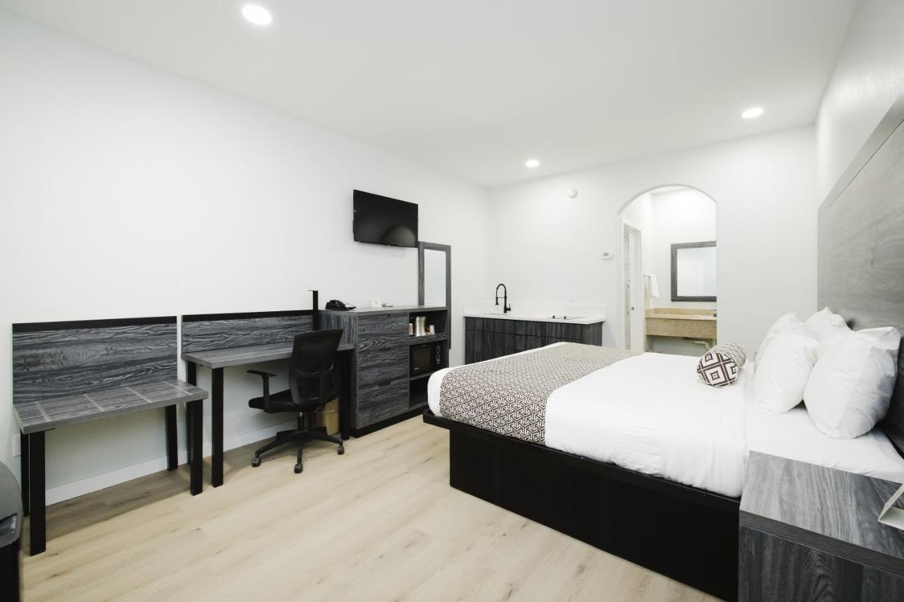 Sapphire Inn & Suites Deer Park Bagian luar foto