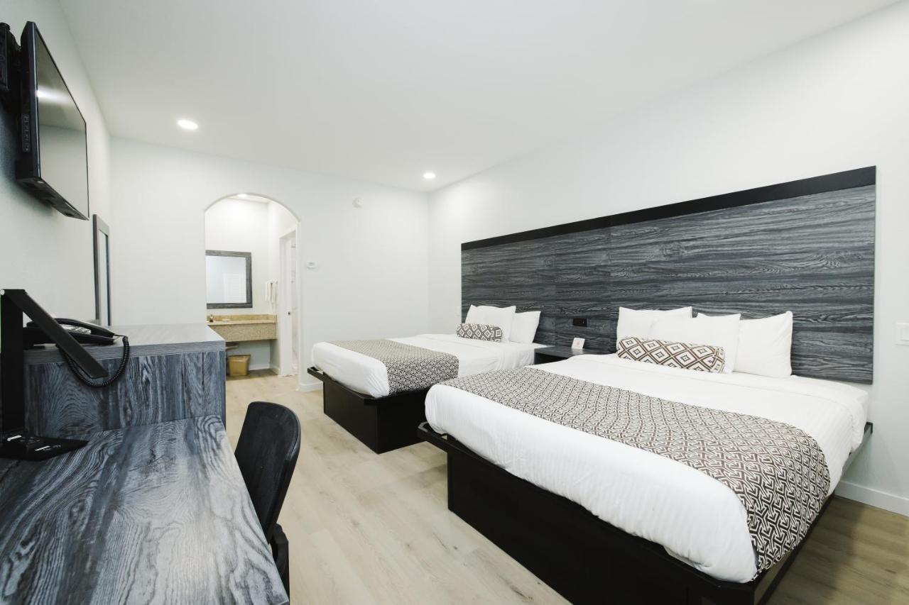 Sapphire Inn & Suites Deer Park Bagian luar foto
