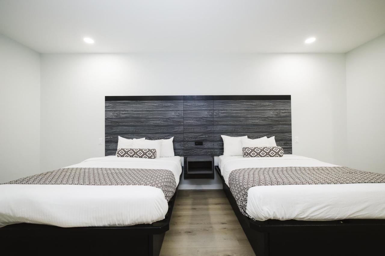 Sapphire Inn & Suites Deer Park Bagian luar foto