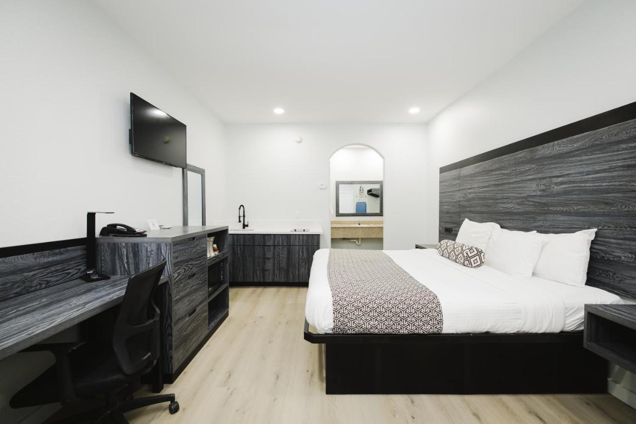 Sapphire Inn & Suites Deer Park Bagian luar foto
