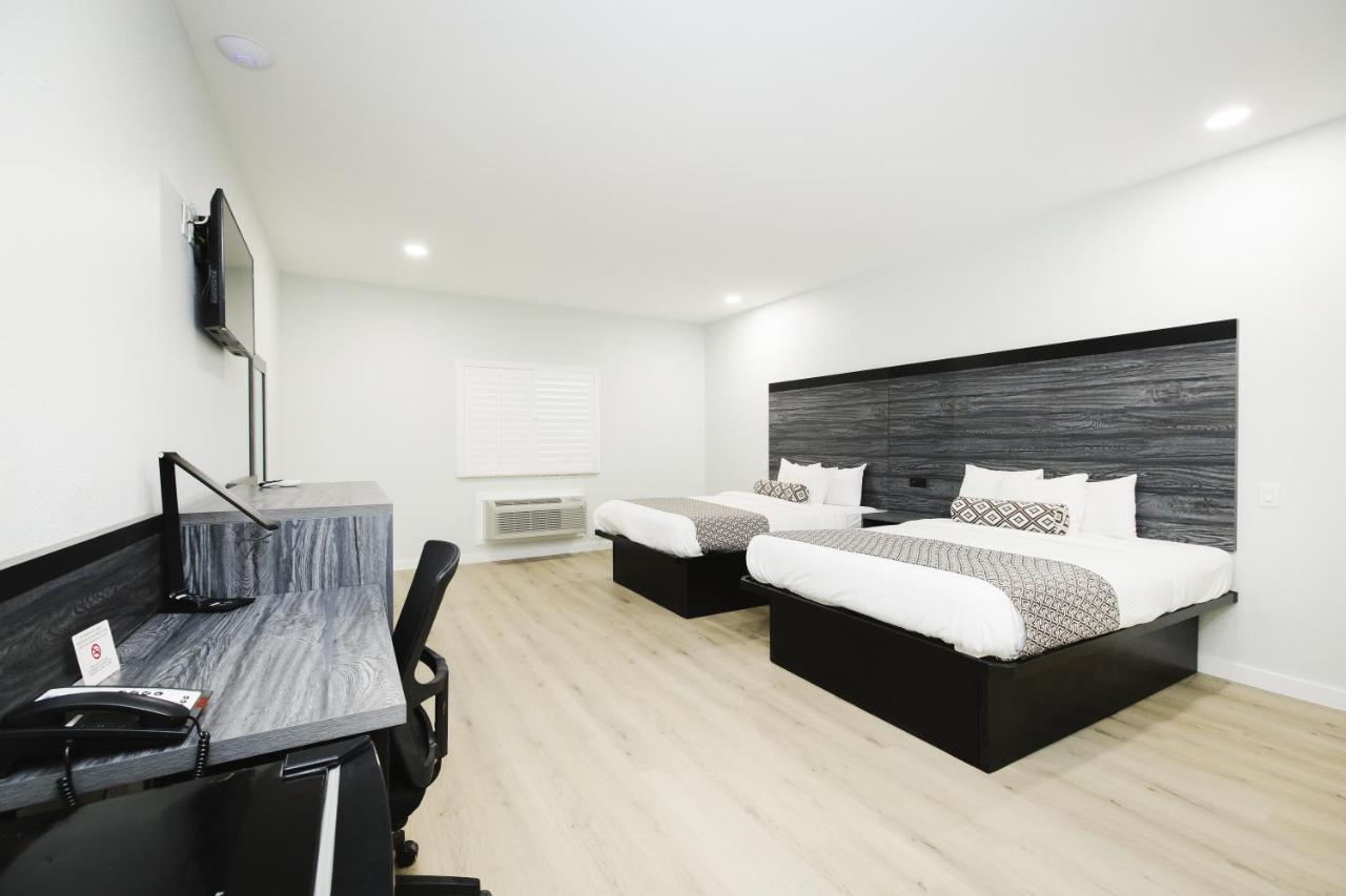 Sapphire Inn & Suites Deer Park Bagian luar foto