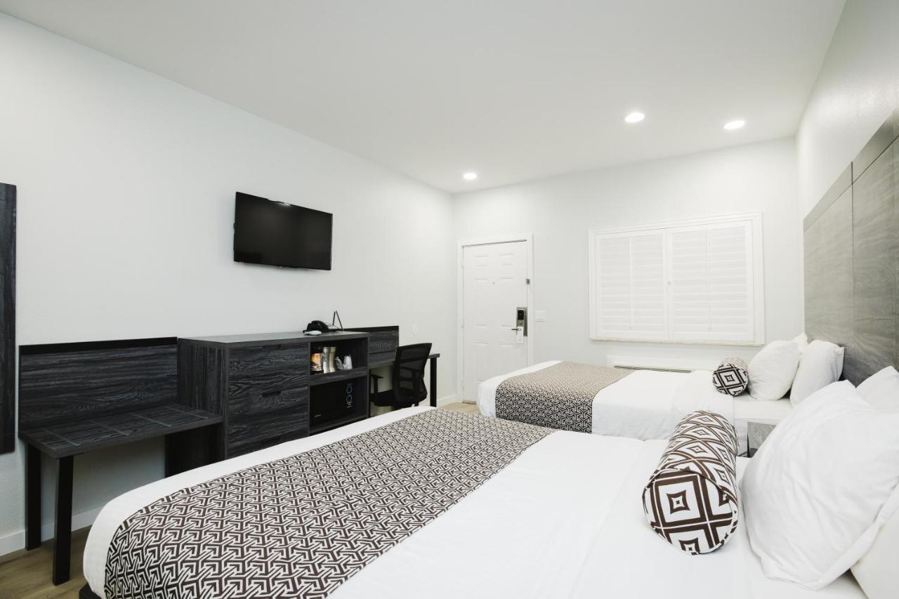 Sapphire Inn & Suites Deer Park Bagian luar foto