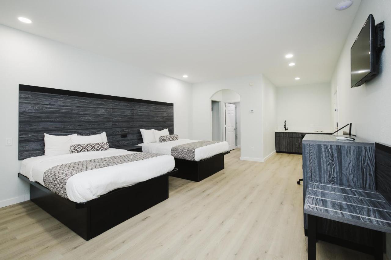 Sapphire Inn & Suites Deer Park Bagian luar foto